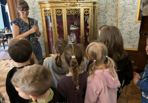 dzieci zwiedzają pomieszczenia pałacu