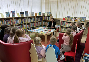 dzieci słuchają książki czytanej przez p. Małgosię