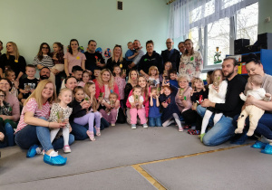 Grupowe zdjęcie uczestników wielkanocnych warsztatów.