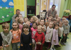 dzieci pozują do zdjęcia z alpakami