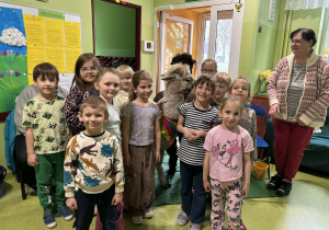dzieci pozują do zdjęcia z alpakami