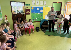 dzieci słuchają ciekawostek o alpakach