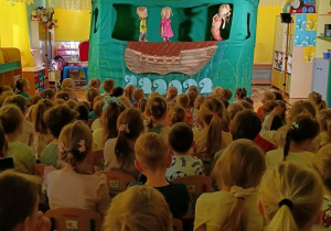dzieci oglądają przedstawienie