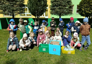 dzieci pozują do zdjęcia grupowego