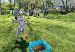 dzieci uczestniczą w konkurencjach ekologicznych