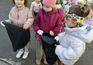 dzieci zbierają śmieci w okolicy przedszkola