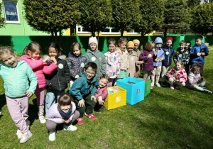 dzieci pozują do zdjęcia grupowego