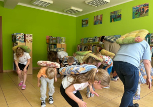 dzieci naśladują podczas zabawy ruchowej chodzenie żółwi