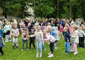 dzieci i rodzice w trakcie zabaw z animatorem