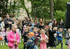 dzieci i rodzice w trakcie zabaw z animatorem
