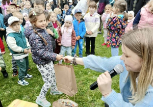 pani wręcza nagrody dziecku za zdobycie I miejsca w konkursie