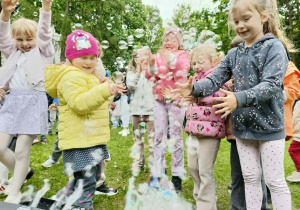 dzieci podczas zabaw z bańkami mydlanymi