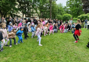 dzieci i rodzice w trakcie zabaw z animatorem