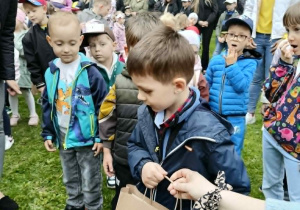 pani wręcza nagrody dziecku za zdobycie I miejsca w konkursie