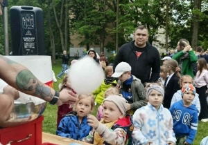 dzieci stoją w kolejce po watę cukrową