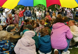 dzieci i rodzice podczas zabaw z chustą animacyjną