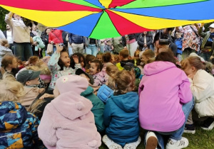 dzieci i rodzice podczas zabaw z chustą animacyjną