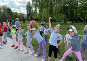 dzieci w trakcie rozgrzewki