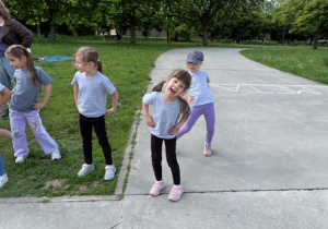 dzieci w trakcie rozgrzewki