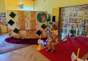 dziewczynka na wybiegu prezentuje swoją eko-kreację