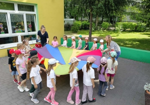 dzieci podczas zabaw z chustą animacyjną
