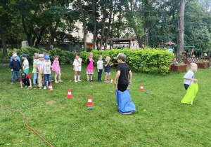 dzieci pokonują tor przeszkód i konkurencje z nim związane