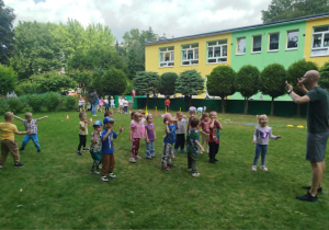 dzieci tańczą z instruktorem tańca
