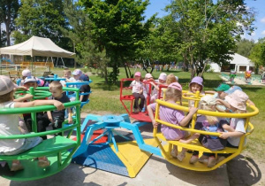 dzieci na karuzeli
