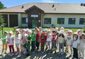 dzieci pozują do wspólnego zdjęcia przed głównym budynkiem