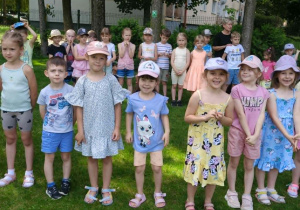 Najaktywniejsi uczestnicy akcji stoją w ogrodzie przedszkolnym odbierają gratulacje