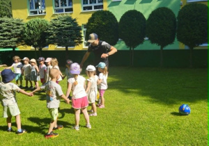 Dzieci trzymając się za ręce łapią imne dzieci.