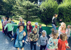 Dzieci tańczą na tarasie