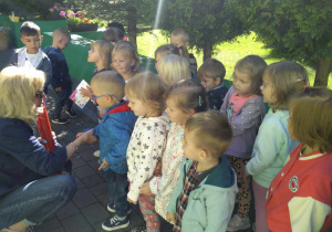 Pani Dyrektor pasuje nowych przedszkolaków i wręcza dyplomy