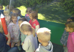 Pani Dyrektor pasuje nowych przedszkolaków i wręcza dyplomy