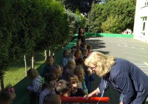 Pani Dyrektor pasuje nowych przedszkolaków i wręcza dyplomy