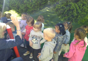 Pani Dyrektor pasuje nowych przedszkolaków i wręcza dyplomy