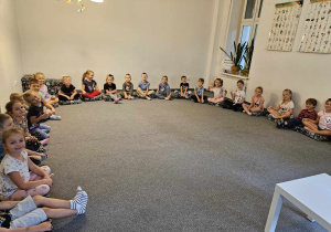 dzieci siedzą w kole