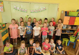 Dzieci pozują do grupowego zdjęcia