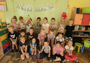 Dzieci pozują do grupowego zdjęcia
