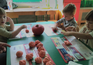 Dzieci lepią dynie z masy solnej