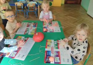 Dzieci lepią dynie z masy solnej