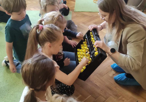 Dzieci oglądają japońskie liczydło