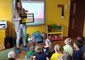 Dzieci oglądają japońskie liczydło