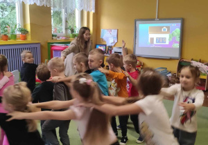 Dzieci naśladują odpowiednie ruchy zgodne z zapisem cyfrowym