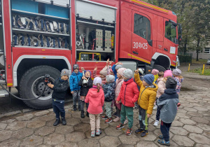 Chętne dzieci trzymają wąż strażacki