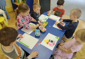 Dzieci komponują obrazek z origami