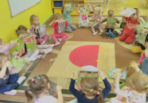Dzieci przyklejają igły jeżykowi