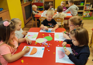 Dzieci tworzą prace z origami