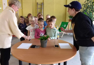 Dzieci stemplują znaczki.