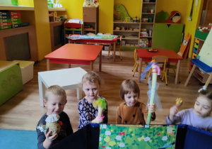 Dzieci biorą udział w teatrzyku kukiełkowym